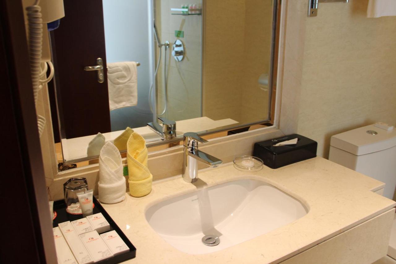 Royal International Hotel Урумки Стая снимка