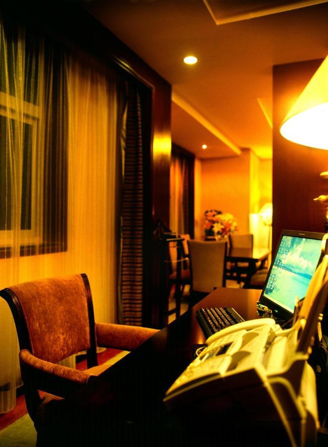 Royal International Hotel Урумки Стая снимка